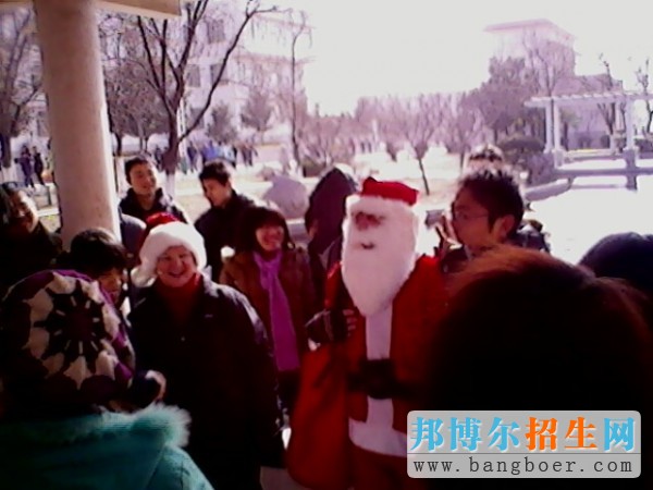 枣庄学院圣诞老人带来的欢乐7515