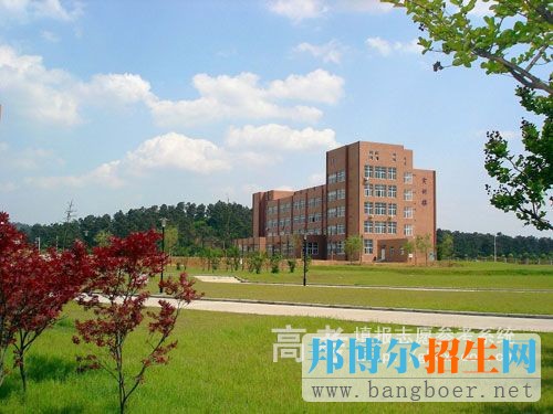 马鞍山职业技术学院校园一角5512
