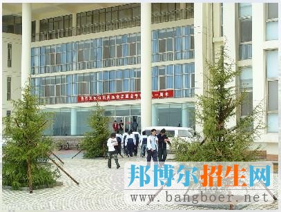 山东药品食品职业学院校园一角7903
