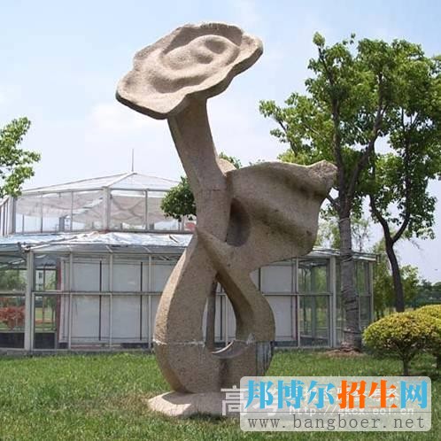 上海中医药大学中药学院校园一角831