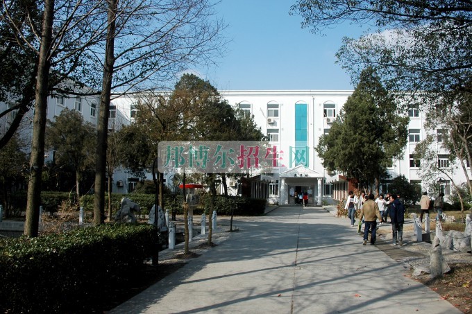 上海工商职业技术学院招生办联系电话