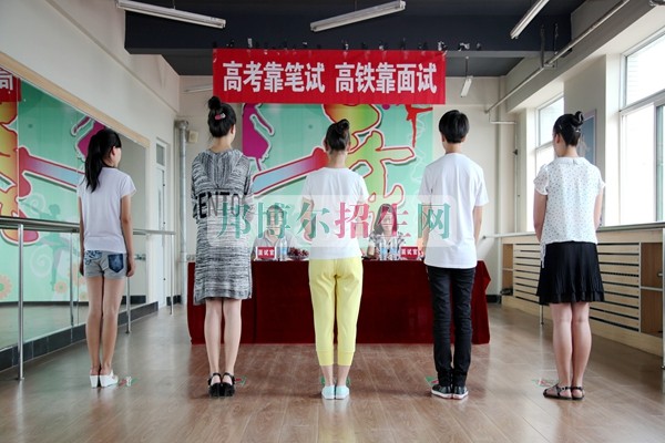 300分能上高铁乘务吗