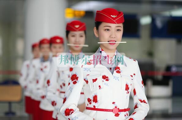 初中毕业能上高铁乘务吗