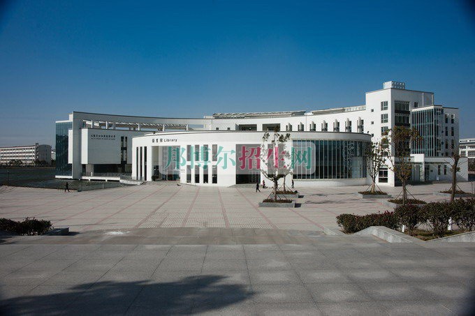 初中毕业学导游的学校
