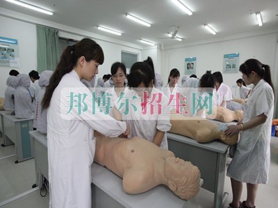 初中毕业学护理怎样