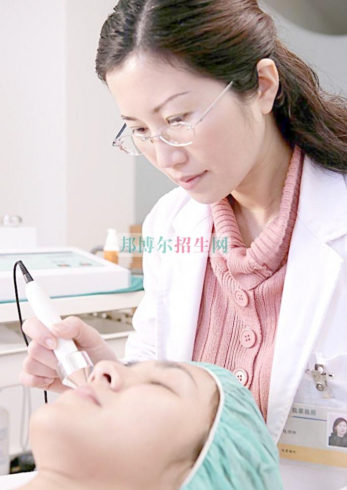   初中毕业学医学美容怎样 
