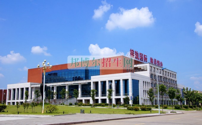 女生学医学美容