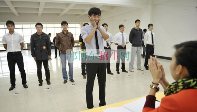成都男生可以读航空服务吗