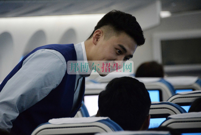 成都男生可以读空中乘务吗