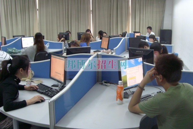 成都初中生读计算机信息管理好吗