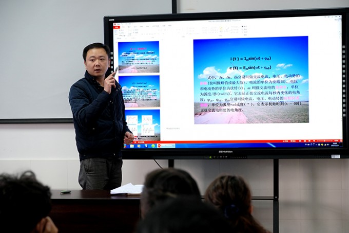 成都铁路工程学校机械科开展智慧课堂交互式平台的交流学习活动