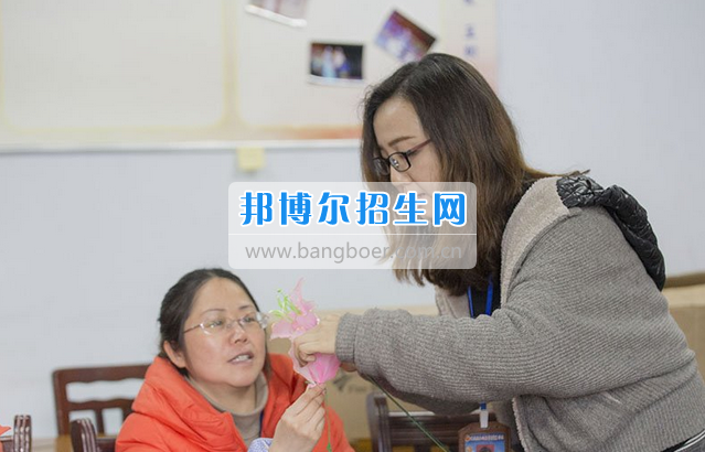 重庆铁路运输高级技工学校分院开展女教职工“春花DIY”工会活动