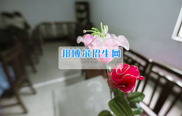 重庆铁路运输高级技工学校分院开展女教职工“春花DIY”工会活动