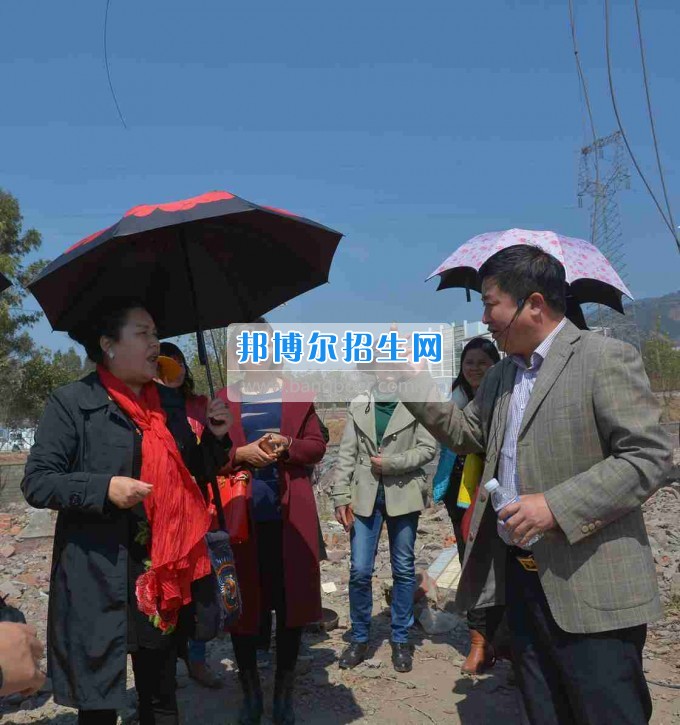 欢庆“三八节” 凉山民族师范学校女职工参观新校区