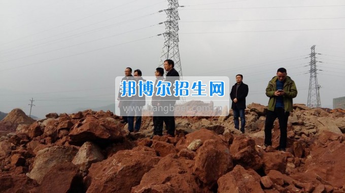 区教科局局长侯四方元宵节到四川省达县职业高级中学新校区工地现场办公