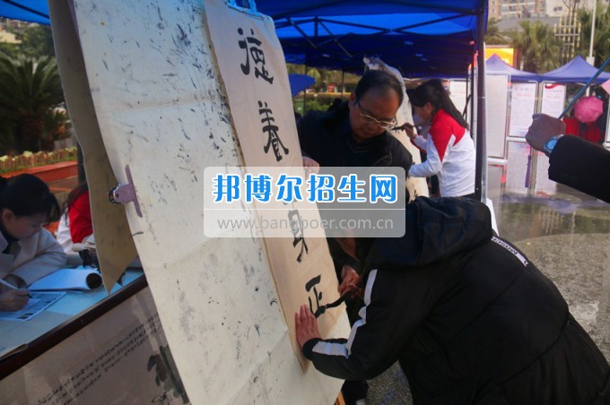 南充师范学校花开满堂盛世春——南充师范欢庆“三八”节