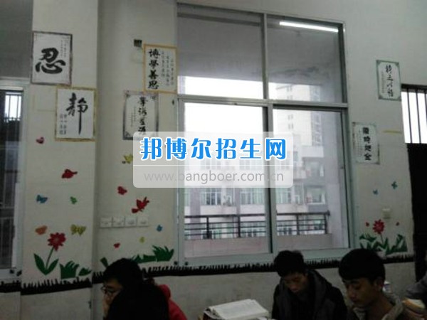四川省宜宾市南溪区职业高级中学校数控专业部开展教室美化活动