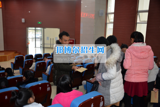 川南幼儿师范高等专科学校开展为困难学生送温暖活动