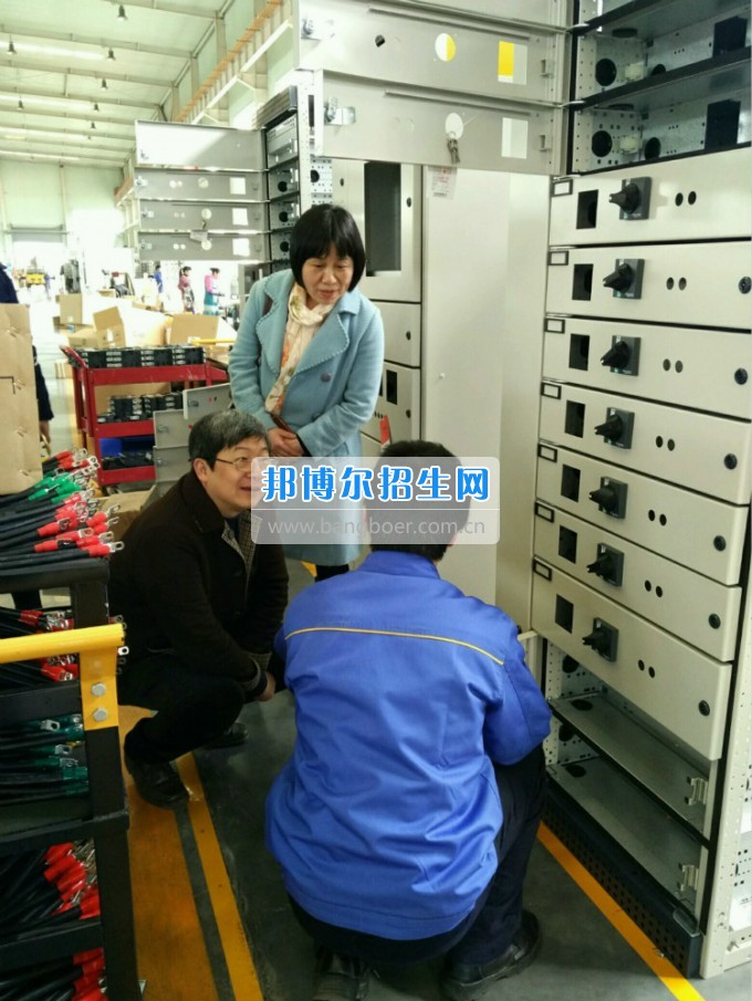 重庆公共运输职业学院与重变电气公司签订校企合作协议