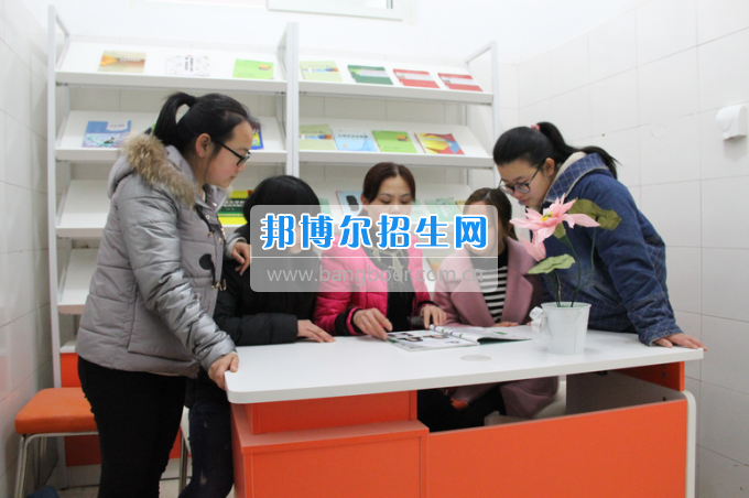 川南幼儿师范高等专科学校党团工作站、图书漂流站在学生公寓正式运行