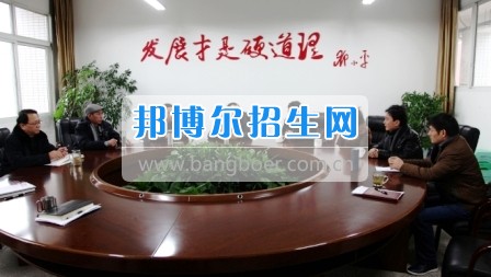 市教育局副局长郭成钢到自贡职业技术学校看望慰问困难教职工