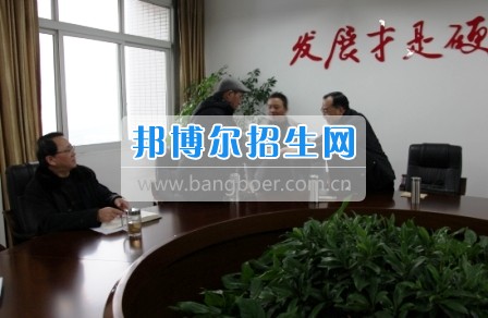 市教育局副局长郭成钢到自贡职业技术学校看望慰问困难教职工