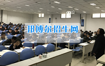 四川省弘博中等专业学校2017年教职工业务培训结业考试顺利举行
