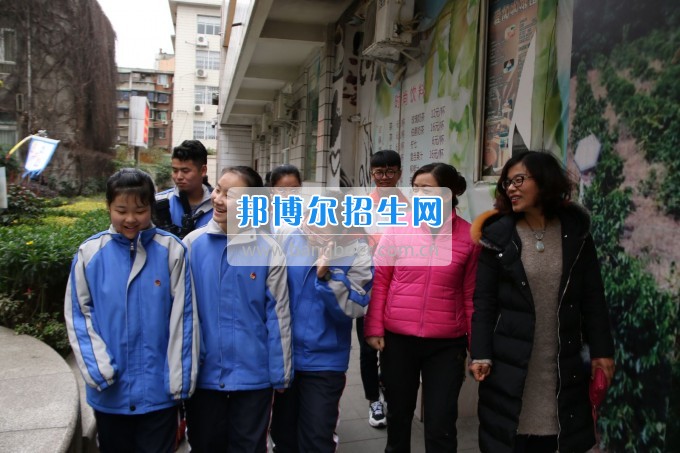成都市蜀兴职业中学与区域内初中学校进行“延伸教育”活动