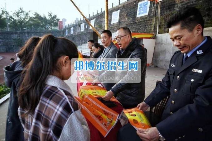 重庆市万州职业教育中心隆重举行开学典礼