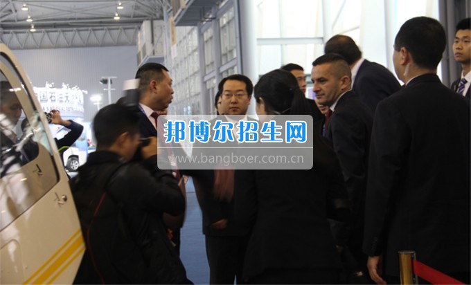 四川爱华学院惊艳亮相西博会