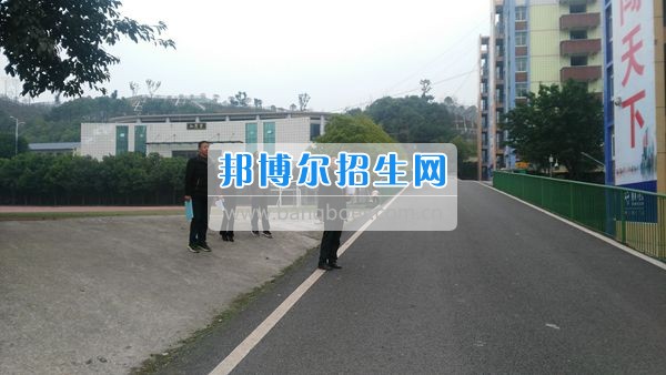 均衡中心一行到重庆市开县职业教育中心检查安全工作