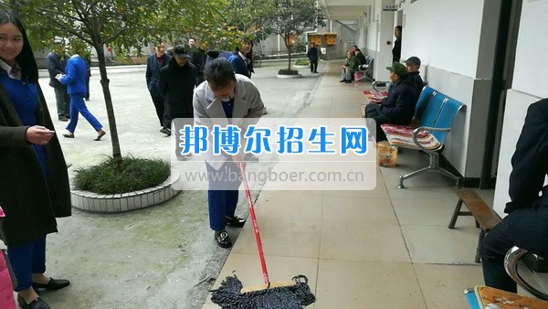 眉山市华西航空旅游学校“老吾老以及人之老”主题活动