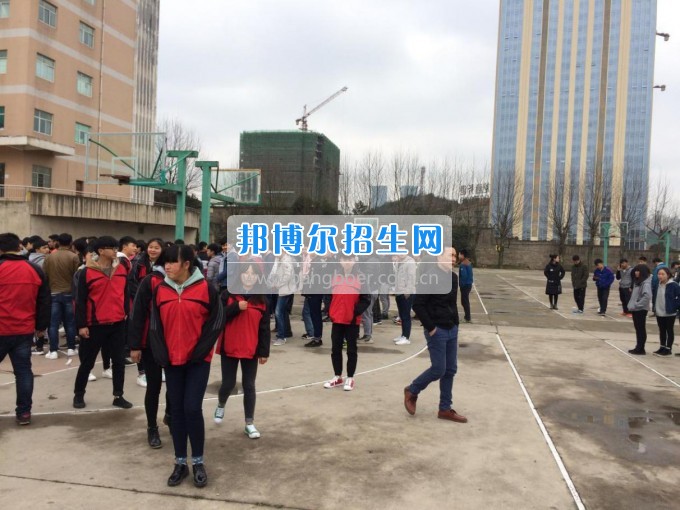 规范仪容仪表 彰显学生风貌------贵州建设职业技术学院开展风纪大检查活动