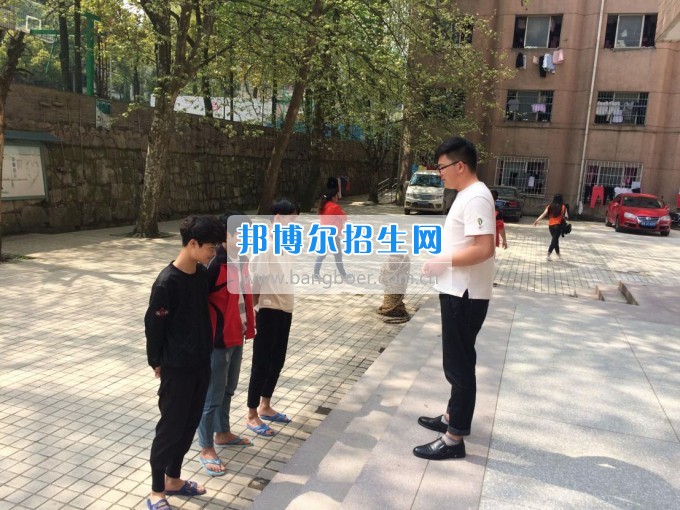 规范仪容仪表 彰显学生风貌------贵州建设职业技术学院开展风纪大检查活动