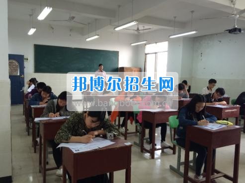 四川三河职业学院五年制转录考试工作圆满结束 4月6日-7日,根据《四川三河职业学院2017年五年制转录考核方案》要求,2017年五年制转录考试在联办学校合江少岷职业技术学校张湾校区举行,考试由教务处丁小林副处长组织,少岷职校有关领导共同配合开展,考试组织严密、纪律正常、圆满完成了2017年五年制转录考试工作。