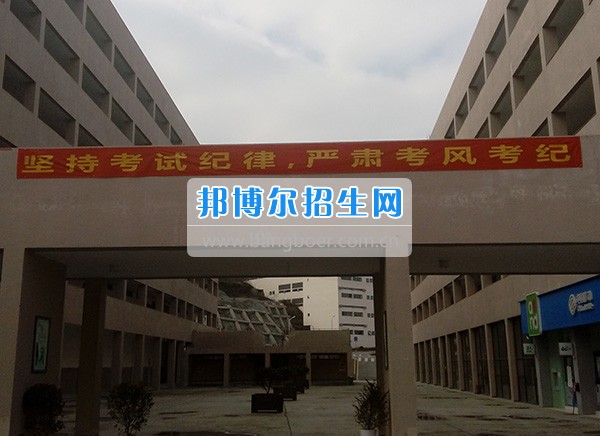 成都指南针“党团义工”帮厨包了400个包子