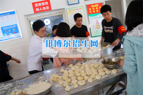 成都指南针“党团义工”帮厨包了400个包子