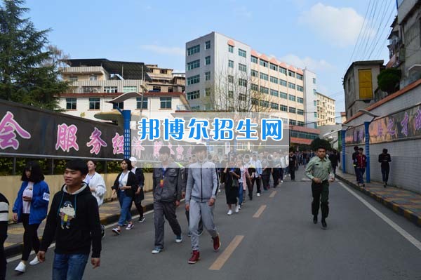 贵州省电子信息高级技工学校校团委开展“一学一做”励志树德清明祭扫烈士陵园活动
