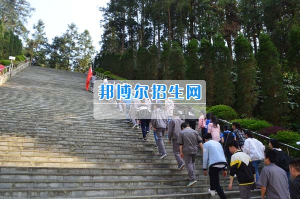 贵州省电子信息高级技工学校校团委开展“一学一做”励志树德清明祭扫烈士陵园活动