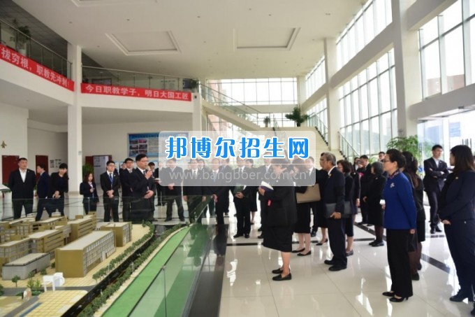 泰国诗琳通公主携高访团莅临贵州省机械工业学校参观访问