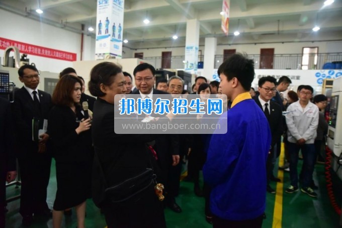 泰国诗琳通公主携高访团莅临贵州省机械工业学校参观访问