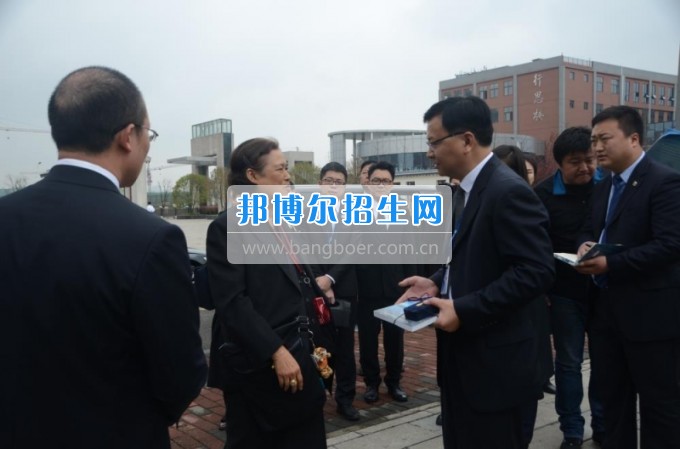 泰国诗琳通公主携高访团莅临贵州省机械工业学校参观访问