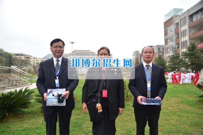 泰国诗琳通公主携高访团莅临贵州省机械工业学校参观访问