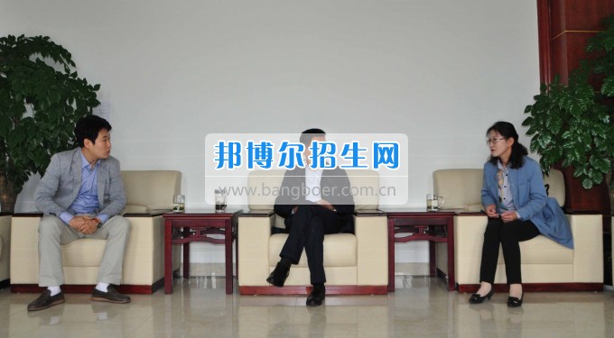 韩国国立江原大学国际交流处 金炯男课长一行来访四川汽车职业技术学院 017年4月26日上午,韩国国立江原大学国际交流处金炯男课长、协力官尹海玉老师一行来访我校。学院董事长、院长邓斌在学院会议室亲切会见了金炯男课长一行。 邓斌院长对他们的到来表示热烈的欢迎。他讲到,两校之间的友谊年轻而充满活力,有良好的合作基础。希望今后两校进一步加强学生、教师间的互访与交流,围绕共同感兴趣的课题召开学术会议,共促学术研究与交流,共同培养高水平人才。 金炯男科长对学校热情周到的接待表示感谢!他谈到,四川汽车职业技术学院到江源大学就读的同学成绩优异、表现突出,并希望通过这次会见,进一步增进两校友谊、加强合作,为学生的成长发展提供更好的平台。学院国际交流部部长徐小龙、院办主任李国玲陪同会见。 当日下午,在学院学术报告厅举行了韩国国立江原大学留学推介说明会,500余师生参加。