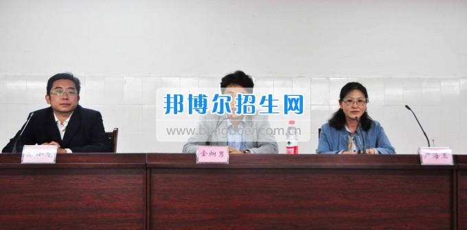 韩国国立江原大学国际交流处 金炯男课长一行来访四川汽车职业技术学院 017年4月26日上午,韩国国立江原大学国际交流处金炯男课长、协力官尹海玉老师一行来访我校。学院董事长、院长邓斌在学院会议室亲切会见了金炯男课长一行。 邓斌院长对他们的到来表示热烈的欢迎。他讲到,两校之间的友谊年轻而充满活力,有良好的合作基础。希望今后两校进一步加强学生、教师间的互访与交流,围绕共同感兴趣的课题召开学术会议,共促学术研究与交流,共同培养高水平人才。 金炯男科长对学校热情周到的接待表示感谢!他谈到,四川汽车职业技术学院到江源大学就读的同学成绩优异、表现突出,并希望通过这次会见,进一步增进两校友谊、加强合作,为学生的成长发展提供更好的平台。学院国际交流部部长徐小龙、院办主任李国玲陪同会见。 当日下午,在学院学术报告厅举行了韩国国立江原大学留学推介说明会,500余师生参加。