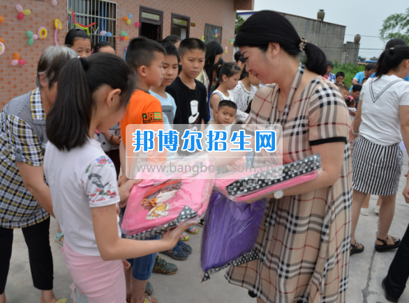 川南幼儿师范高等专科学校在前进村留守儿童之家举行庆“六一“活动
