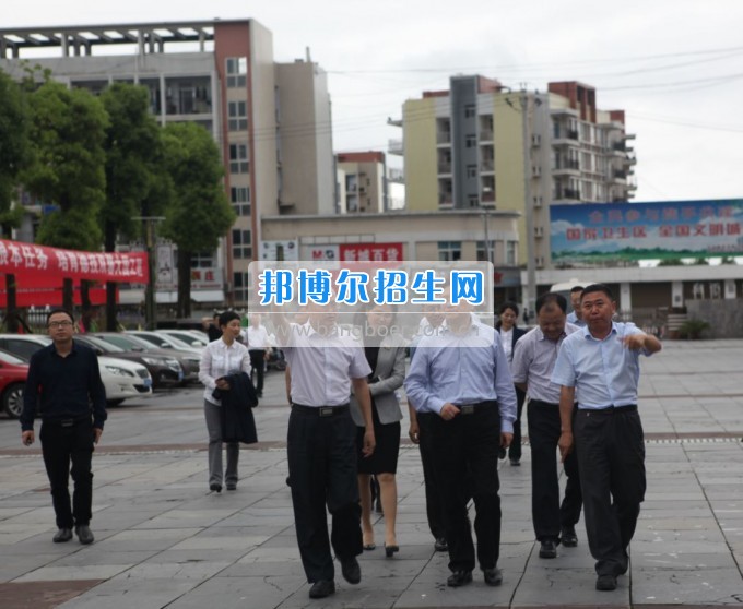 重庆市政府副市长屈谦到重庆市旅游学校调研指导工作