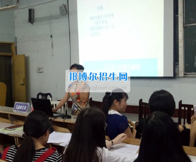 乐山职业技术学院灿烂人生由我做主——志愿者防艾宣传