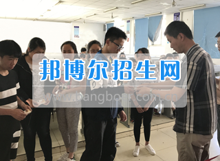 学校国助金中职资助卡发卡仪式