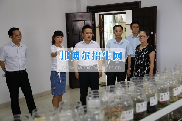省纪委驻局纪检组长苏虎彪一行到四川省食品药品学校检查工作